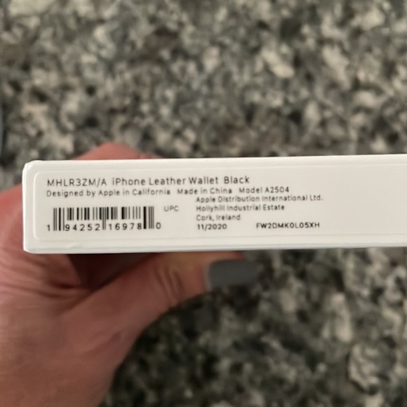 iPhone Leather Wallet with MagSafe - Black - Picture 7 of 10